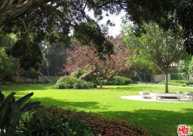 Building Photo - 2160 Century Pk E