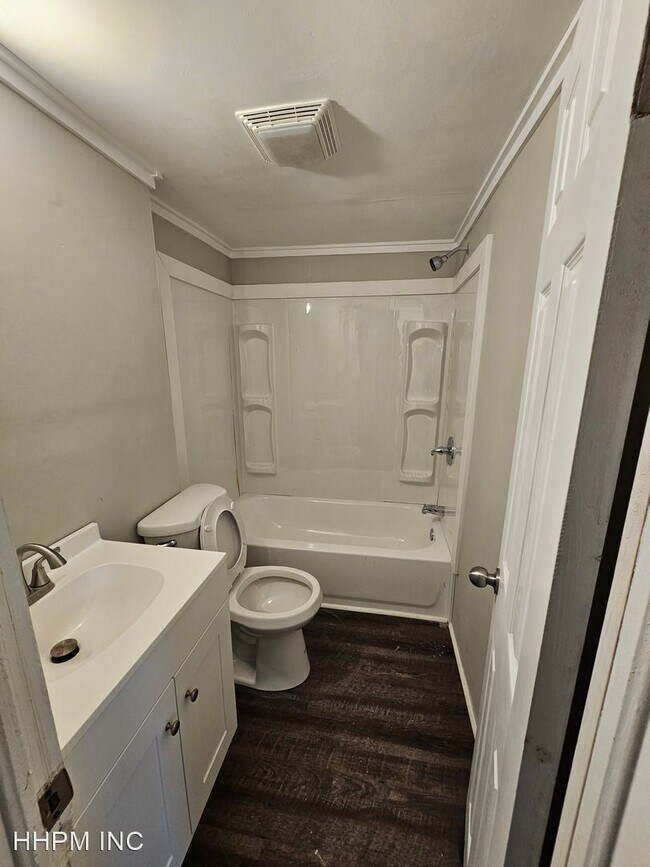 Building Photo - 3 br, 1 bath House - 914 W College St