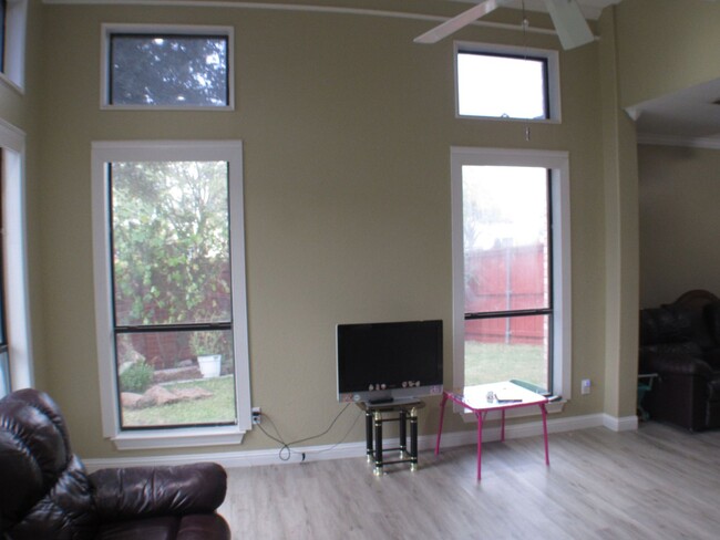 Building Photo - Great Irving Location!