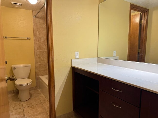 Building Photo - Foothills Hideaway