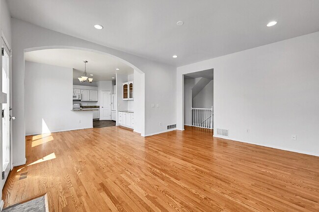 Building Photo - $2,995, 4 bed, 3.5 bath, located in Monume...