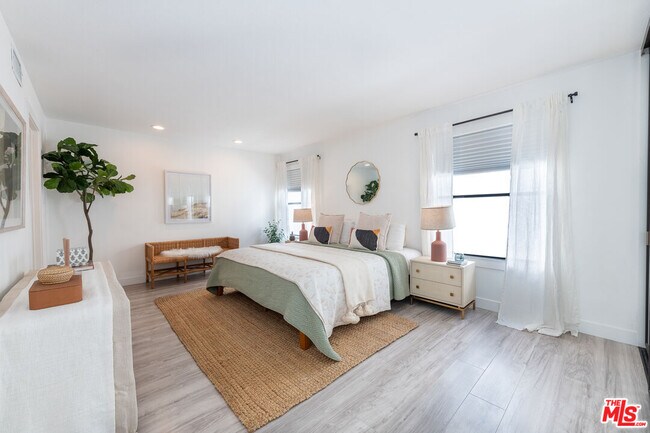 Building Photo - 839 Larrabee St