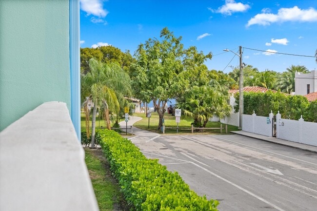 Building Photo - 421 S Lakeside Dr