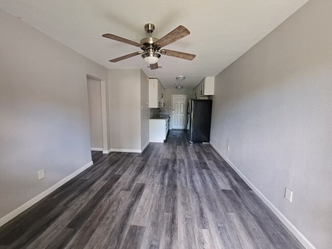 Building Photo - Cozy 2 Bedroom in Irving Available Now!