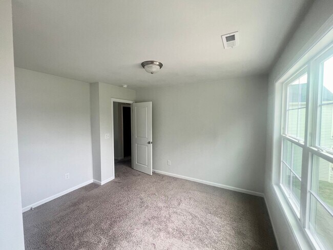 Building Photo - Welcome Home! 4BR/2.5BA in Manning Crossing – Elon