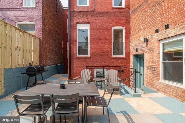 Building Photo - 711 G St SE