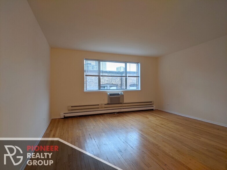 Building Photo - 665 W Wrightwood Ave