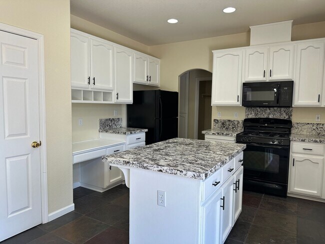 Building Photo - Beautiful 3 bedroom, 2.5 bath two story home