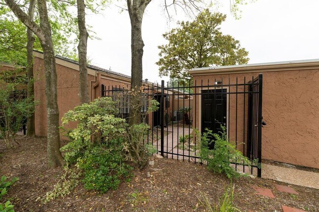 Building Photo - 2471 Briarwest Blvd