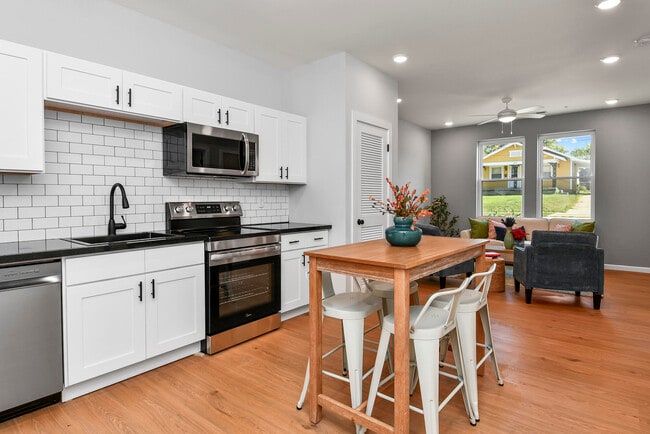 Primary Photo - 505 W Grand St