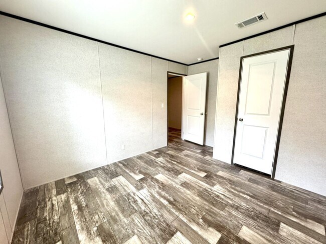 Building Photo - Huge 5 Bedroom 3 Bathroom Hastings Home Lo...