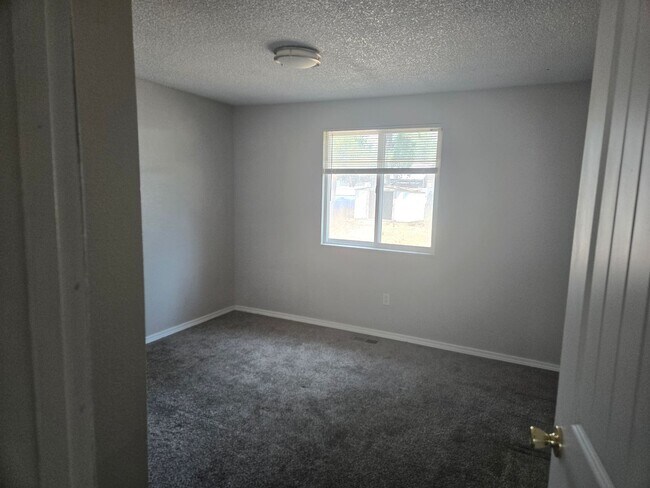 Building Photo - 901-903 E Timber Ln