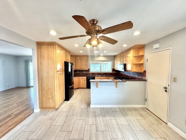 Building Photo - Beautiful 3bd/2ba HOUSE in Clairemont Mesa! 2-car Garage, AC, laundry, patio, VIEWS!