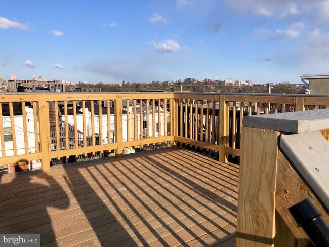 Building Photo - 632 S Decker Ave