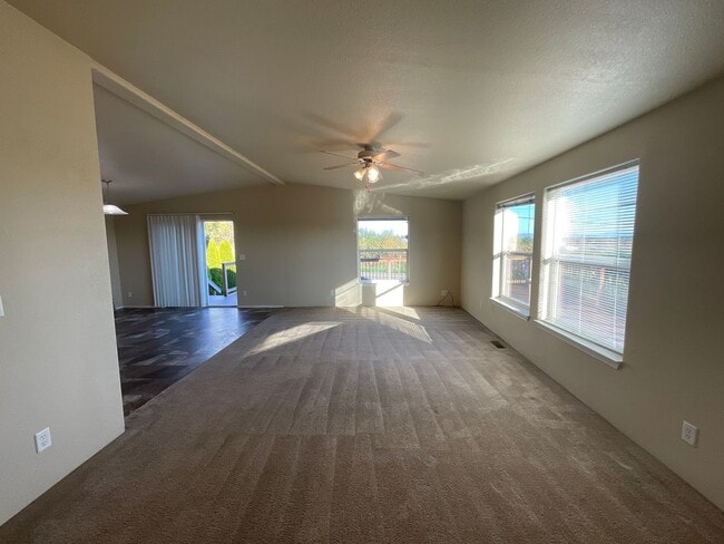 Building Photo - 3 Bed, 2 Bath Manufactured Home with a View