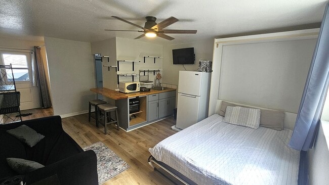 Building Photo - Studio, 1 covered parking with Murphy bed
