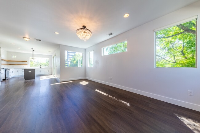 Building Photo - 2014 E 9th St