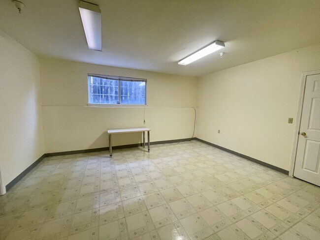 Building Photo - Spacious 3 Bedroom House