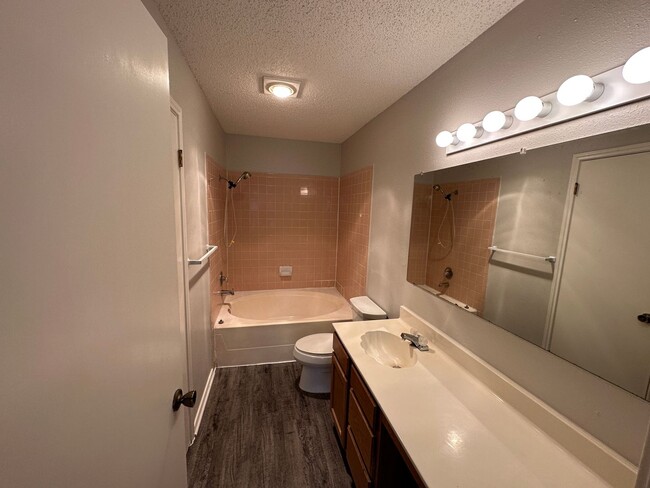 Building Photo - CUTE 3 BEDROOM 2 BATH IN NORTHSIDE ISD
