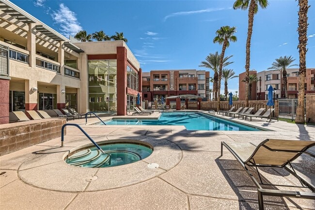 Building Photo - 2 Bedroom Mid-Rise Condo at PARK AVENUE!