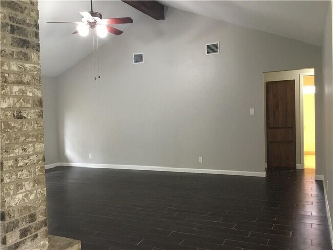 Building Photo - 307 Ridgewood Dr