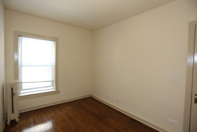 Building Photo - 4712 N Racine Ave
