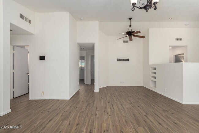 Building Photo - 1328 E Binner Dr
