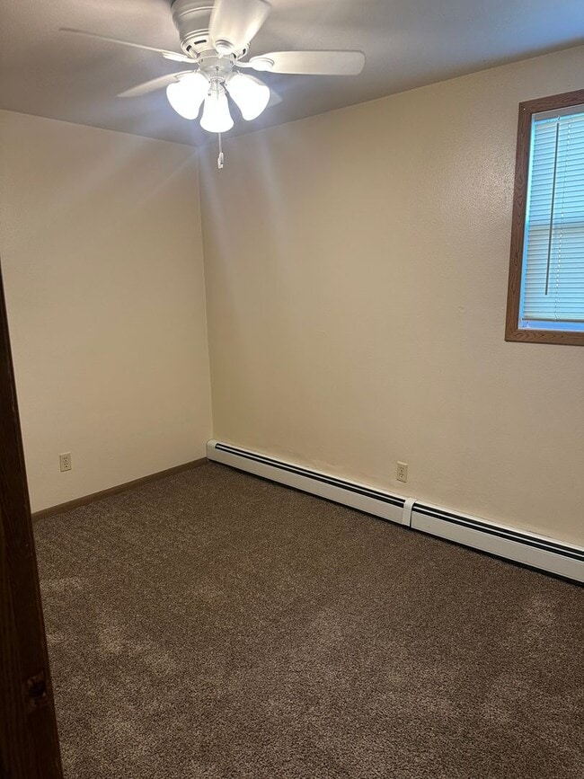 Building Photo - Forestview 2 Bedroom Lower Apartment