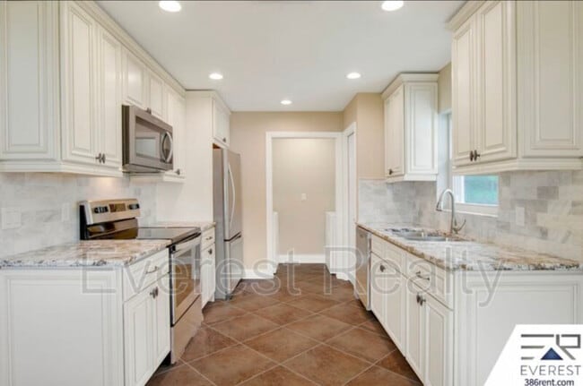 Building Photo - 92 Rickenbacker Dr