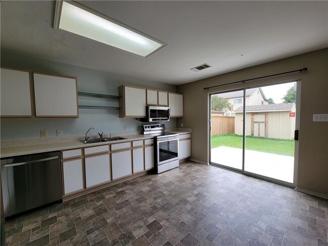 Building Photo - 1061 Canterbury Trail