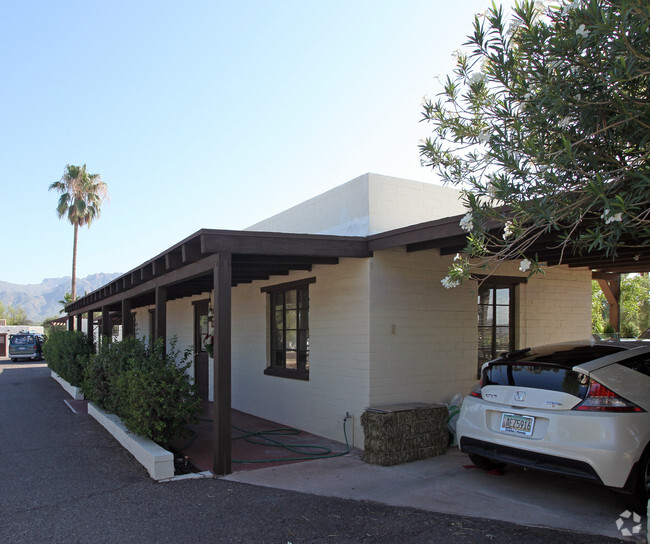 Building Photo - Ranch House Lodge