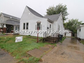 Building Photo - Oversized 3 BR 1 BA House with Garage and ...