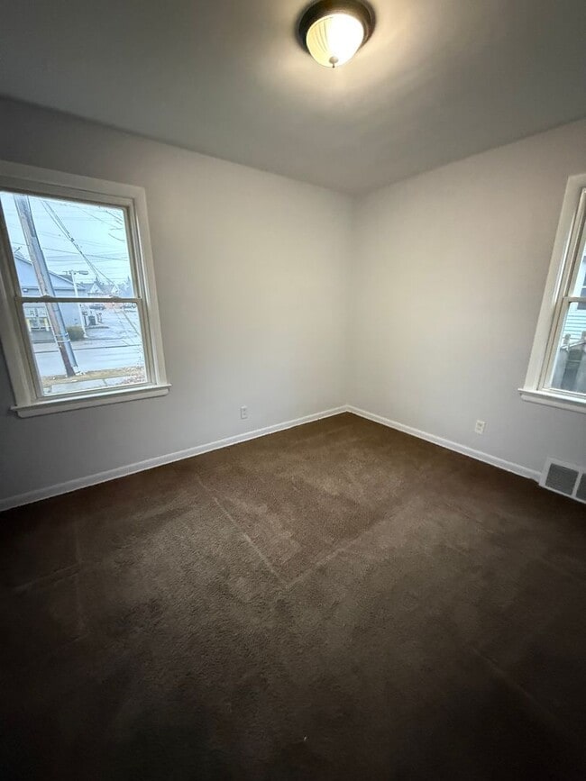 Building Photo - 3bd Single Nottingham Area Section 8