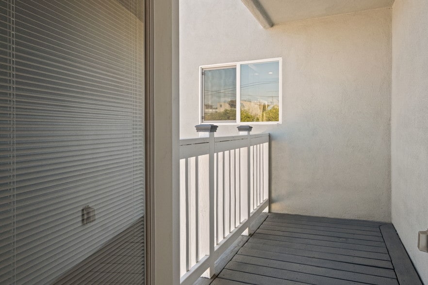 Rear balcony - 1238 S Burnside Ave