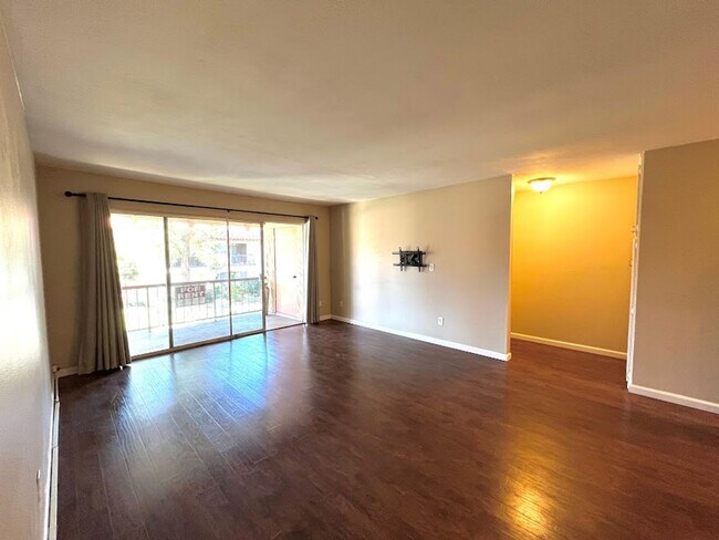 Building Photo - Desirable Mission Plaza Updated 1 Bedroom ...