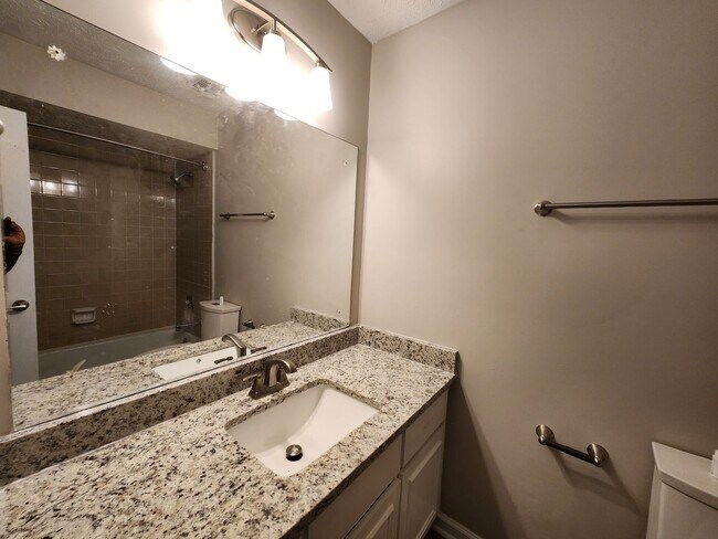 Building Photo - 4 Bedroom Large Backyard