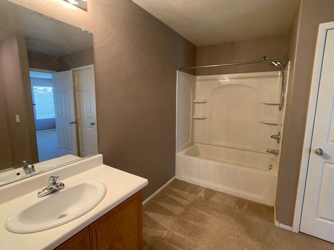 Building Photo - Upgraded 3 bedroom home with loft and den....
