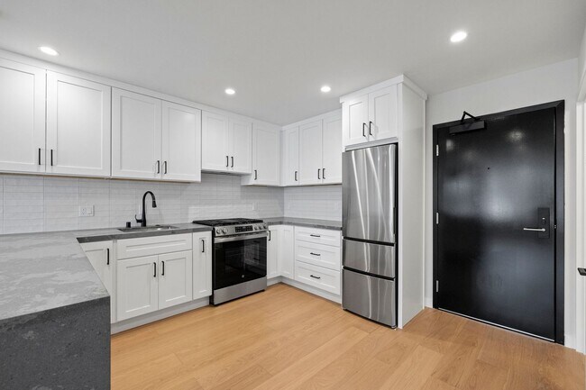 Building Photo - 693 Sutter St
