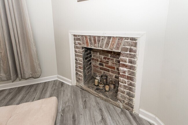 Building Photo - 3 BD 2.5 Bath Charming Home