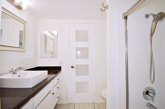 Building Photo - "Spacious 960 Sq Ft Studio Oasis in Vibrant Palm Springs!"