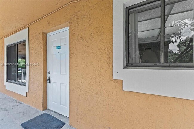 Building Photo - 6900 SW 39th St
