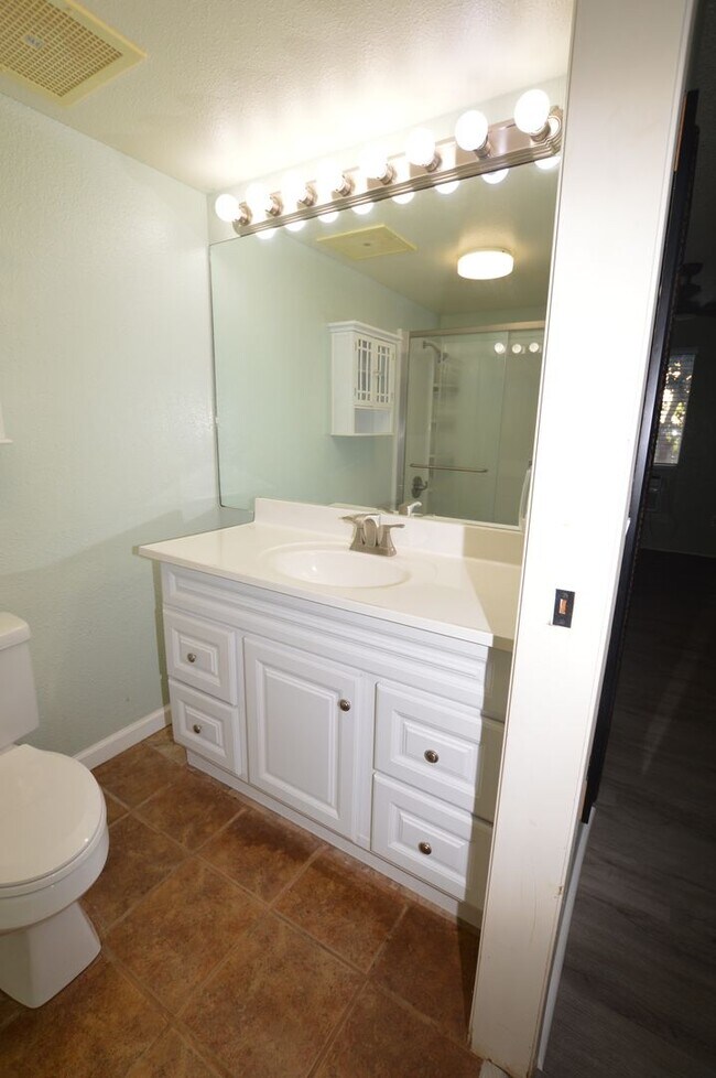 Building Photo - Parkview at Waikele - Ground floor Townhouse 2 bedrooms, 2 baths with 2 parking Avail 2/1/25