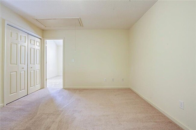 Building Photo - Spacious townhome minutes from Midtown Atl...