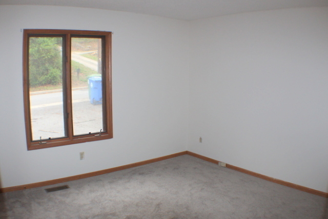 Building Photo - Two Bedroom Duplex with Garage and Storage...