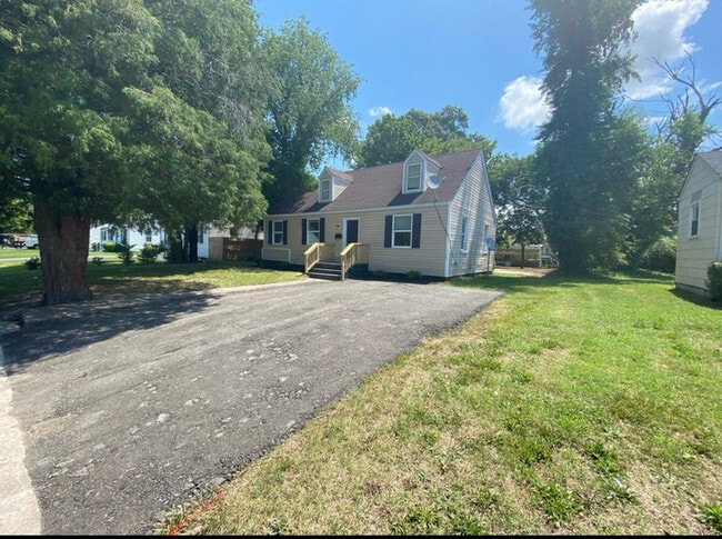 Building Photo - 3915 E Chatham Dr