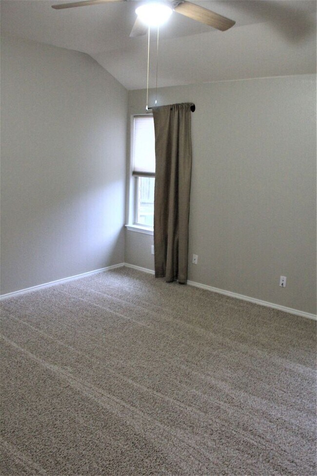 Building Photo - Beautiful Home in Twin Mills close to Bail...