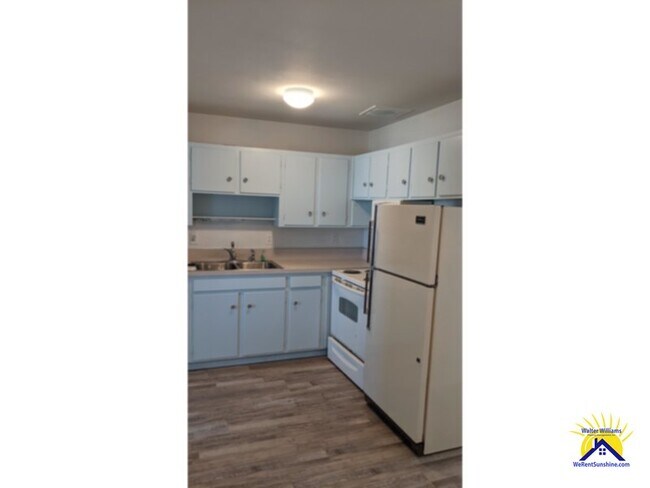 Building Photo - Steps from the Beach! 2 Bedroom 1 Bath Bun...