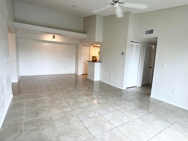 Building Photo - 900 Crestwood Ct S