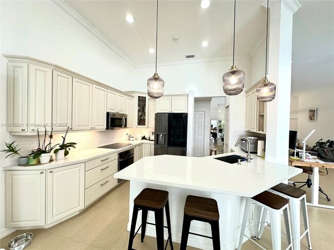 Building Photo - 656 Verona Pl