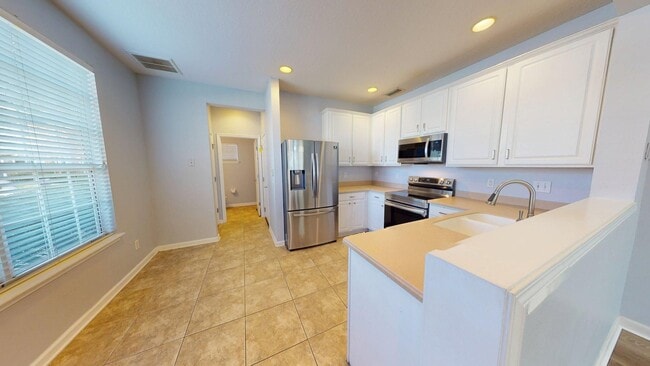 Building Photo - Beautiful 3 bedroom, 2.5 bathroom townhome